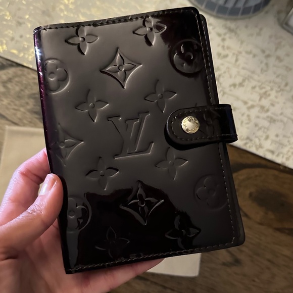 LV Vernis Agenda/Passport w/Dust Bag PM - Picture 3 of 9